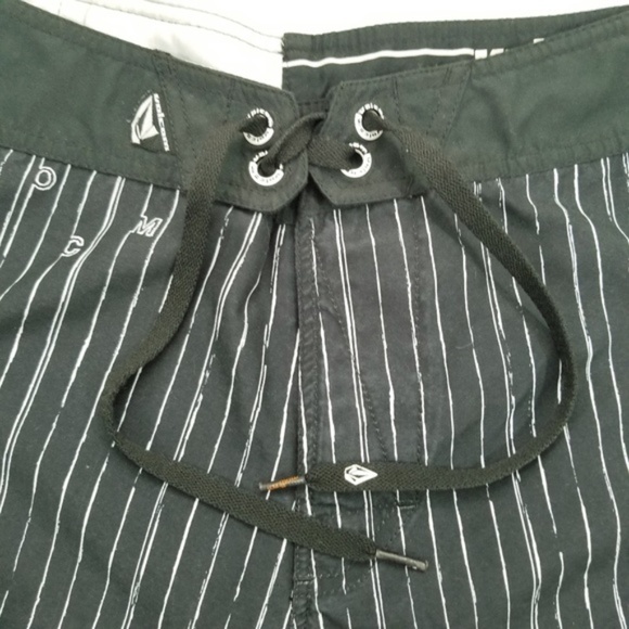 Volcom Mens Black Striped Board Shorts - Picture 5 of 5